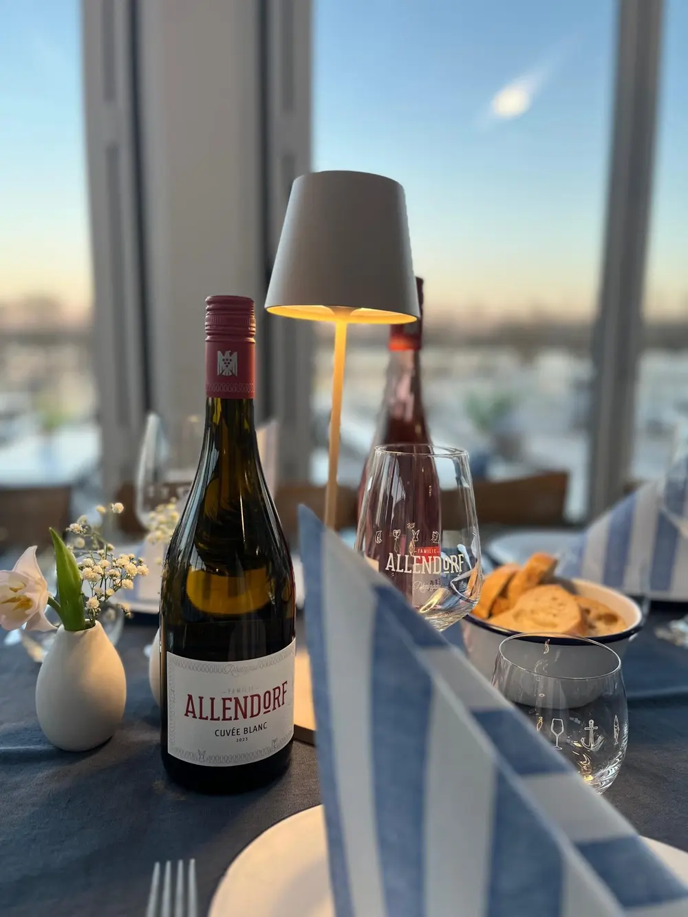 Flasche Allendorf Cuvée Blanc mit Tischleuchte im Abendlicht
