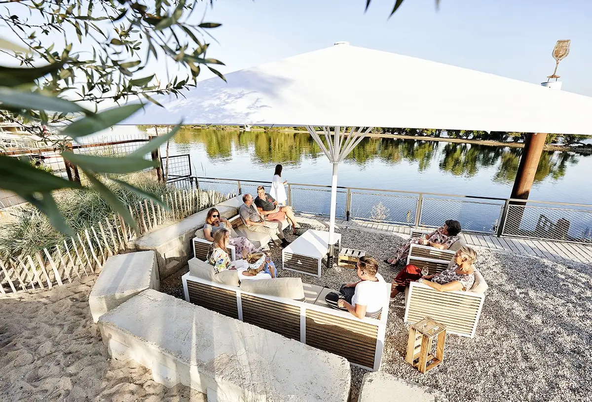 Lounge unter dem großen Sonnenschirm direkt am Wasser