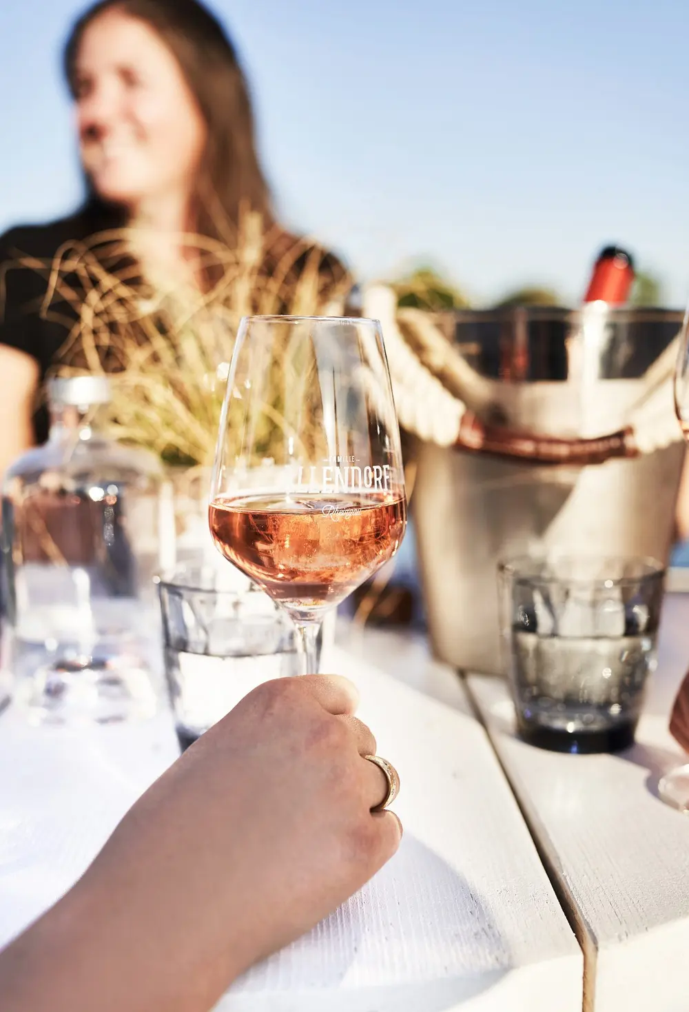 Glas Rosé der Familie Allendorf auf einem weißen Holztisch
